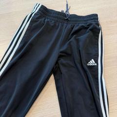 Nadrág training adidas, amint azt Van Heugten Tours az iLost segítségével jelentette.