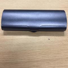 Szemüvegtok szemüveggel, amint azt Pathé Tilburg az iLost segítségével jelentette.