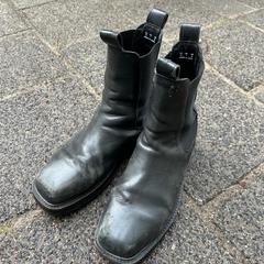 Des chaussures Zwarte laarzen, a été signalé par Into The Great Wide Open utilisant iLost
