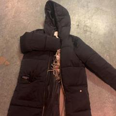 Dzseki Dark blue, amint azt KABUL à GoGo / Teatro az iLost segítségével jelentette.