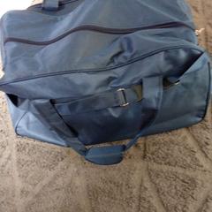 حقيبه كبيره لونها ازرق غامق، كما تم الإبلاغ عنه عبر iLost