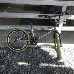 BMX met groene banden, segons s'ha informat a iLost