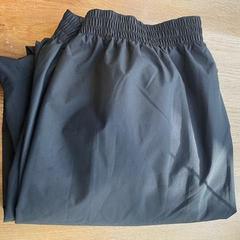 Pantaloni da pioggia Zwart, come riportato da Hortus utilizzando iLost