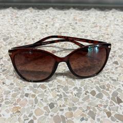 Des lunettes de soleil, a été signalé par Fenix utilisant iLost