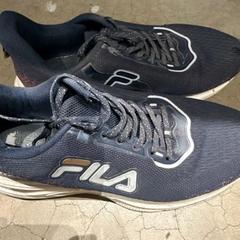 Chaussure Blue brand Fila, a été signalé par MEININGER Hotel Bruxelles Gare du Midi utilisant iLost