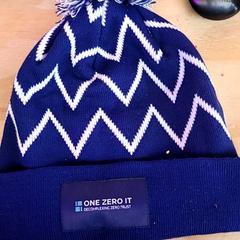 Cap Donker blauwe muts met bolletje, come riportato da Schaatsbaan Rotterdam utilizzando iLost
