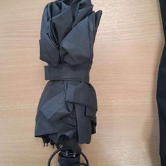 Paraplu zwart, zoals gemeld door Regio Oost-Vlaanderen met iLost