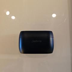 سماعات أذن لاسلكية jabra، كما تم الإبلاغ عنه بواسطة Room Mate Bruno عبر iLost