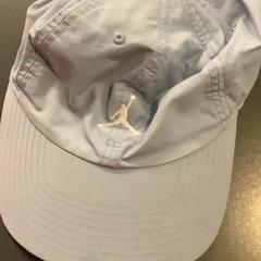 Casquette de baseball, a été signalé par MEININGER Hotel Bordeaux Gare Saint-Jean utilisant iLost