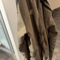 Dzseki Adidas, amint azt Pathé Nijmegen az iLost segítségével jelentette.