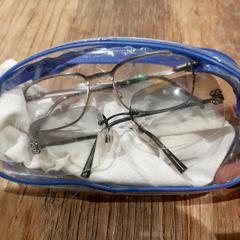 Etui met bril en zonnebril, jak bylo nahlášeno na iLost