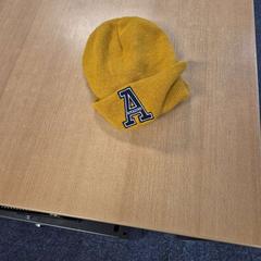 Beanie geel met zwarte A, as reported by UVO Vervoer using iLost