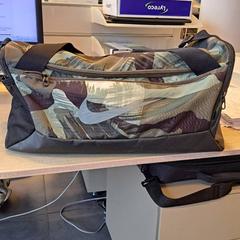 Gym bag Nike groen/kaki, som rapportert av Regio West-Vlaanderen ved bruk av iLost