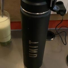 Water bottle Black, unit, ha sido reportado por MEININGER Hotel Berlin "Mitte" Humboldthaus con iLost