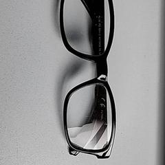 Szemüveg Zwart, amint azt Centraal magazijn az iLost segítségével jelentette.