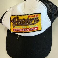 Casquette Zwart Wit met opschrift Western, a été signalé par Regio Limburg - Leuven utilisant iLost