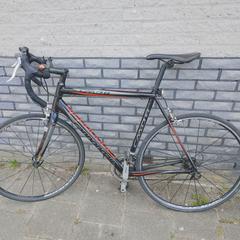 Zwarte Cannondale racefiets, iLost-i jakinarazi zaion moduan