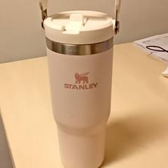 Láhev Pink, jak nahlášeno Mövenpick Hotel Amsterdam City Centre pomocí iLost