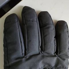 Ruházat - handschoenen, amint azt Regio Antwerpen - Brussel az iLost segítségével jelentette.
