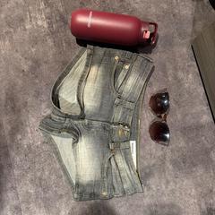 Jeans Zonnebril en fles, zoals gemeld door Van der Valk Hotel Haarlem met iLost