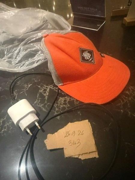 Casquette & iPhone charger