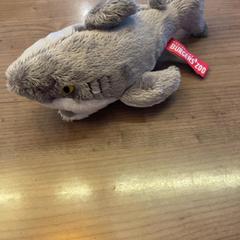 Knuffel Gevaarlijke grijze haai, come riportato da Pathé Arnhem utilizzando iLost