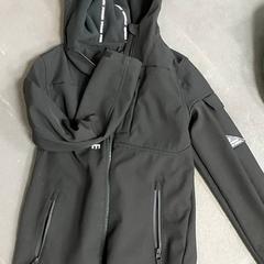 Kleding - Jas zwart, amint azt Centraal magazijn az iLost segítségével jelentette.