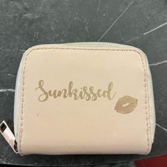 Beige Portemonee!, come riportato a iLost