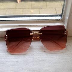 Solglasögon Met goudkleurige pootjes, rapporterat av DierenPark Amersfoort med iLost