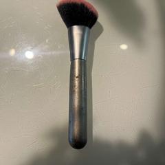 Pinzell & Maquillatge, segons ha informat Room Mate Bruno mitjançant iLost