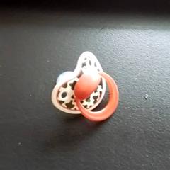 Trayon Wit, rood, zwart, a été signalé par Apenheul utilisant iLost