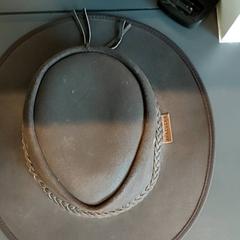 Klær Hoed, som rapportert av Regio Limburg - Leuven ved bruk av iLost