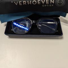 Bril inclusief koker, amint azt az iLostnak jelentették.