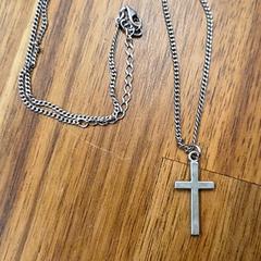 Ketting Zilver met kruis bedel, zoals gemeld door Universiteitsbibliotheek Universiteitskwartier met iLost