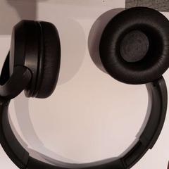 Casque audio noir, a été signalé par TCL utilisant iLost
