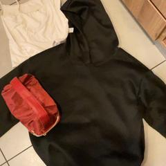 Taška & Svetr, jak nahlášeno MEININGER Hotel Marseille Centre la Joliette pomocí iLost