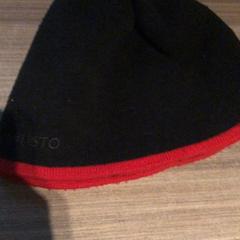 قبعة صغيرة Zwart met rode rand، كما تم الإبلاغ عنه بواسطة Van der Valk Hotel Haarlem عبر iLost