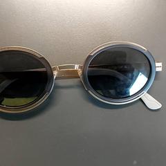 Szemüveg Zonnebril, amint azt Regio Limburg - Leuven az iLost segítségével jelentette.