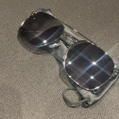 Gafas de sol, segundo informou Van der Valk Hotel Utrecht usando iLost