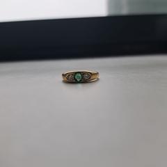 Gouden ring met groene steen, jak bylo nahlášeno na iLost