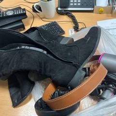 くつ がiLostで Sheraton Brussels Airport Hotel によって報告されました