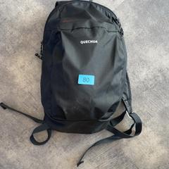バックパック Quechua がiLostで Rock Werchter によって報告されました