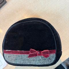 Portemonnee Zwart zakje met rode strikje, som rapportert av Haven Hotel Rotterdam ved bruk av iLost