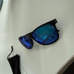 Zonnebril Zwarte rand en blauwe lens, zoals gemeld door TU/e - Receptie Flux met iLost