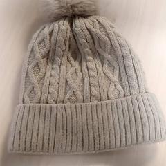 Clothing - Muts beige, as reported by Regio Oost-Vlaanderen using iLost