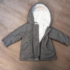 Gyermek dzseki, amint azt Diergaarde Blijdorp az iLost segítségével jelentette.