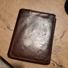 Leren portemonnee, iLost'a bildirildiği gibi