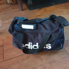 Zwarte adidas sporttas an iLost gemeldet