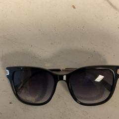 Gafas de sol, segundo informou Artis usando iLost