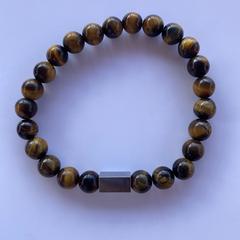 Armband met tijgeroog kralen, amint azt az iLostnak jelentették.